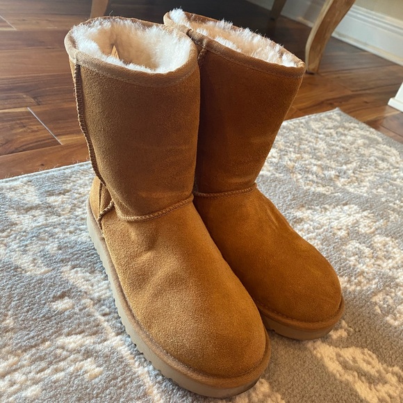Suede pull on boots